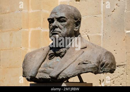 Die überlebensgroße Bronzebüste von Sir Winston Churchill in den oberen Barrakka-Gärten - Valletta, Malta Stockfoto