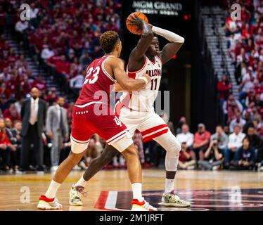 Dezember 10 2022 Las Vegas, NV, USA Arizona Center Oumar Ballo (11) versucht, den Ball beim NCAA the Clash Männer Basketballspiel zwischen Arizona Wildcats und den Indiana Hoosiers zu übergeben. Arizona schlägt Indiana 89-75 in der MGM Grand Garden Arena Las Vegas, NV. Thurman James/CSM Stockfoto