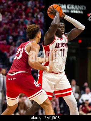 Dezember 10 2022 Las Vegas, NV, USA Arizona Center Oumar Ballo (11) versucht, den Ball beim NCAA the Clash Männer Basketballspiel zwischen Arizona Wildcats und den Indiana Hoosiers zu übergeben. Arizona schlägt Indiana 89-75 in der MGM Grand Garden Arena Las Vegas, NV. Thurman James/CSM Stockfoto