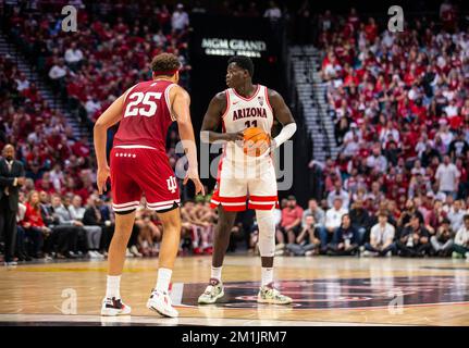 Dezember 10 2022 Las Vegas, NV, USA Arizona Center Oumar Ballo (11) versucht, den Ball beim NCAA the Clash Männer Basketballspiel zwischen Arizona Wildcats und den Indiana Hoosiers zu übergeben. Arizona schlägt Indiana 89-75 in der MGM Grand Garden Arena Las Vegas, NV. Thurman James/CSM Stockfoto