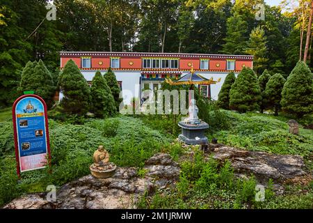 Zen-Garten und Statuen vor dem tibetischen mongolischen buddhistischen Kulturzentrum Stockfoto