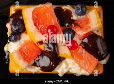 Quadratbeerendessert für ein Büfett. Wunderschöner, gesunder Kuchen. Stockfoto