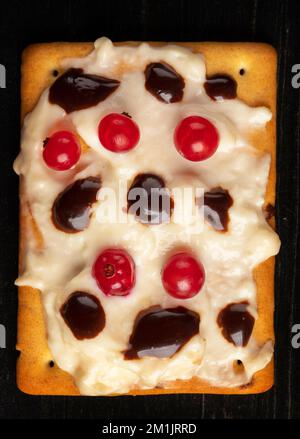 Wunderschöner süßer Dessertkuchen mit Sommerbeeren. Quadratischer Kuchen für einen Buffettisch. Stockfoto