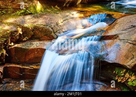 Details am Rand des wunderschönen Wasserfalls über Felsen in New Hampshire Stockfoto