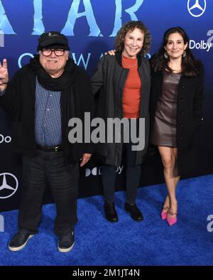 Hollywood, Kalifornien, USA 12.. Dezember 2022 Schauspieler Danny DeVito, Schauspielerin Rhea Perlman und Tochter-Schauspielerin Lucy DeVito besuchen den 20. Century Studio 'Avatar 2: The Water' USA Premiere im Dolby Theatre am 12. Dezember 2022 in Hollywood, Kalifornien, USA. Foto: Barry King/Alamy Live News Stockfoto