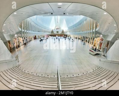 Panoramablick von der Treppe im WTC-Bahnhof New York City mit verschwommenen Touristen und sauberer weißer Architektur Stockfoto