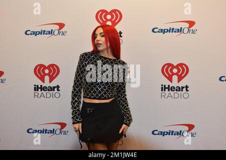 Philadelphia, Pennsylvania, USA. 12.. Dezember 2022. (NEU) Ava Max erscheint auf dem roten Teppich beim iHeartRadio Jingle Ball Q102. 12. Dezember 2022, Philadelphia, Pennsylvania, USA: AVA Max trifft auf dem roten Teppich auf dem Q102 von Capital One im Wells Fargo Center in Philadelphia präsentierten iHeartRadio Jingle Ball ein. Kredit: Kyle Mazza/TheNews2 (Kredit: © Kyle Mazza/TheNEWS2 via ZUMA Press Wire) Stockfoto