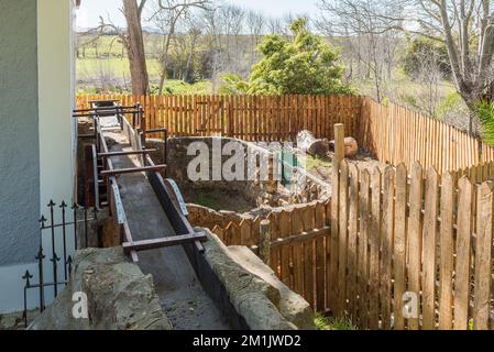 Elim, Südafrika - 21. September 2022: Die Wasserfurche, die das Wasserrad in der Mühle in Elim, in der Provinz Westkap, füttert Stockfoto