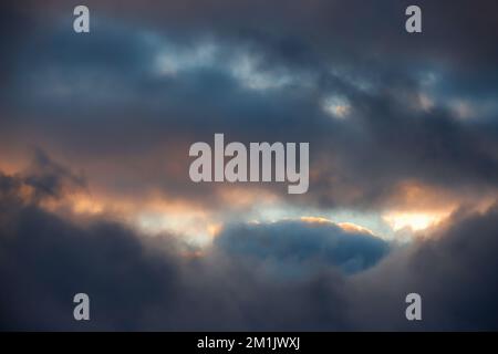 Stimmungsvoller Abendhimmel Textur Himmel zum alten Stockfoto