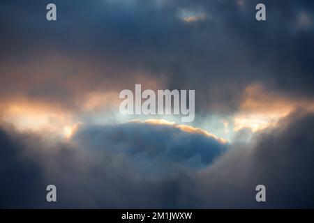 Stimmungsvoller Abendhimmel Textur Himmel zum alten Stockfoto