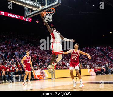 Dezember 10 2022 Las Vegas, NV, USA Arizona Center Oumar Ballo (11) geht beim NCAA The Clash Männer Basketballspiel zwischen Arizona Wildcats und den Indiana Hoosiers auf den Basketball. Arizona schlägt Indiana 89-75 in der MGM Grand Garden Arena Las Vegas, NV. Thurman James/CSM Stockfoto