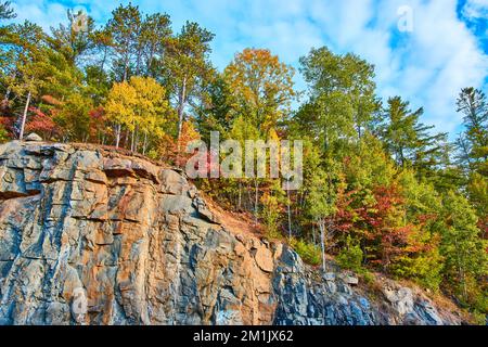 Klippenrand mit bunten Herbstblättern oben Stockfoto