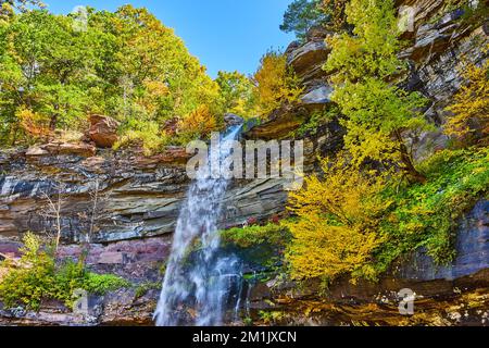 Wasserfall über mehrschichtigen Klippen, umgeben von atemberaubenden Herbstbäumen in der höchsten Vegetation von New York Stockfoto
