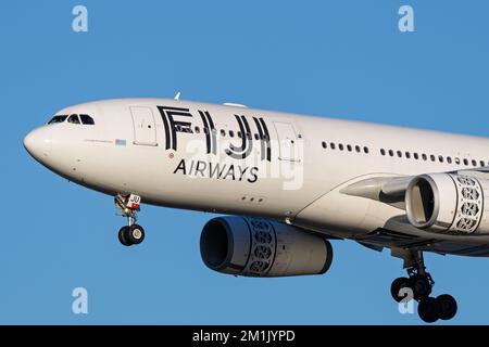 Richmond, British Columbia, Kanada. 12.. Dezember 2022. Ein Fidschi Airways Airbus A330-200 Jetliner (DQ-FJU) in der Luft, der sich im Landeanflug am Vancouver International Airport befindet. (Kreditbild: © Bayne Stanley/ZUMA Press Wire) Stockfoto