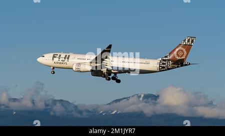 Richmond, British Columbia, Kanada. 12.. Dezember 2022. Ein Fidschi Airways Airbus A330-200 Jetliner (DQ-FJU) in der Luft, der sich im Landeanflug am Vancouver International Airport befindet. (Kreditbild: © Bayne Stanley/ZUMA Press Wire) Stockfoto