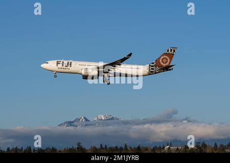 Richmond, British Columbia, Kanada. 12.. Dezember 2022. Ein Fidschi Airways Airbus A330-200 Jetliner (DQ-FJU) in der Luft, der sich im Landeanflug am Vancouver International Airport befindet. (Kreditbild: © Bayne Stanley/ZUMA Press Wire) Stockfoto