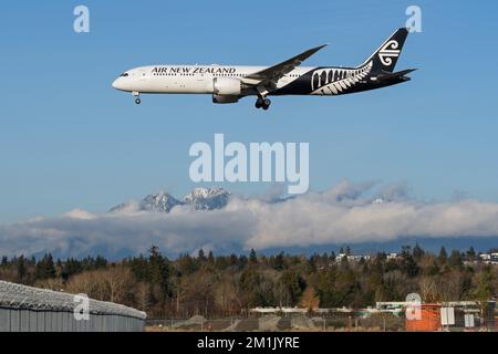 Richmond, British Columbia, Kanada. 12.. Dezember 2022. Eine Air New Zealand Boeing 787-9 Dreamliner Jetliner (ZK-NZF) in der Luft, die sich im Landeanflug am Vancouver International Airport befindet. (Kreditbild: © Bayne Stanley/ZUMA Press Wire) Stockfoto