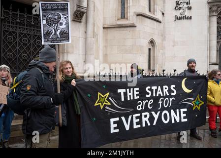 London, Großbritannien. 12.. Dezember 2022 Vor den Royal Courts of Justice könnt ihr euch in ausgewiesenen Gebieten des Dartmoor-Nationalparks zum Schutz der Wildnis aufschlagen. Der wohlhabende Grundbesitzer Alexander Darwall legt Papiere ab, die ein Ende des Campings auf dem Moorland ohne Erlaubnis suchen. In diesen Gegenden lagern seit mindestens 100 Jahren Menschen, mit Verordnungen, die nach dem Dartmoor Commons Act eingeführt wurden. Kredit: Stephen Bell/Alamy Live News Stockfoto