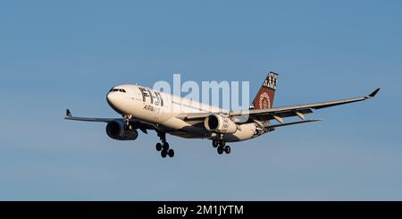 Richmond, British Columbia, Kanada. 12.. Dezember 2022. Ein Fidschi Airways Airbus A330-200 Jetliner (DQ-FJU) in der Luft, der sich im Landeanflug am Vancouver International Airport befindet. (Kreditbild: © Bayne Stanley/ZUMA Press Wire) Stockfoto