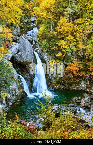 Atemberaubender Wasserfall im Bundesstaat New York, umgeben von gelben Herbstlaub Stockfoto