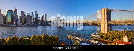 Panoramablick über Brooklyn New York City mit Brücke und Skyline bei Sonnenuntergang Stockfoto