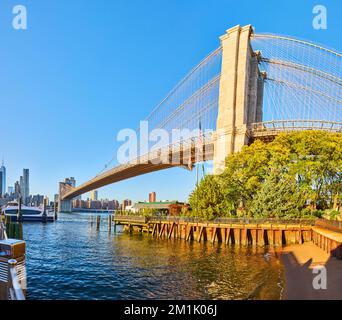 Panoramaaussicht über die Brooklyn Bridge in New York City mit goldenem Sonnenuntergang Stockfoto