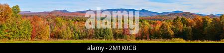 Breites Panorama der atemberaubenden Herbstlandschaft in New York Stockfoto