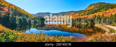 Wunderschönes Panorama auf den blauen See in den New Hampshire Bergen während der Herbstgipfel Stockfoto