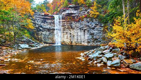 Panorama des Wasserfalls, der über die Klippen in den Fluss geht, während des wunderschönen Wasserfalls Stockfoto