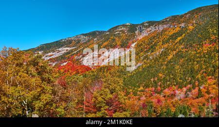 Details des großen bunten Berggipfels im Herbst mit felsigen Stellen in New Hampshire Stockfoto