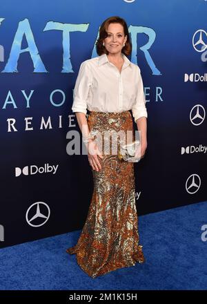 Los Angeles, USA. 12.. Dezember 2022. Sigourney Weaver läuft am 12. Dezember 2022 im Dolby Theater in Los Angeles, Kalifornien, auf dem roten Teppich im US Premiere der 20. Century Studios „Avatar: The Way of Water“. (Foto: Scott Kirkland/Sipa USA) Guthaben: SIPA USA/Alamy Live News Stockfoto