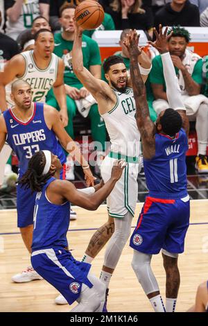 Los Angeles, Kalifornien, USA. 12.. Dezember 2022. Boston Celtics Forward Jayson Tatum (0) passt den Ball unter dem Druck von Los Angeles Clippers Guard John Wall (11) während eines NBA-Basketballspiels am Montag, den 12. Dezember 2022 in Los Angeles. (Kreditbild: © Ringo Chiu/ZUMA Press Wire) Stockfoto