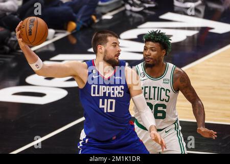 Los Angeles, Kalifornien, USA. 12.. Dezember 2022. Das Los Angeles Clippers Center Ivica Zubac (40) wird vom Boston Celtics Guard Marcus Smart (36) während eines NBA-Basketballspiels am Montag, den 12. Dezember 2022, in Los Angeles verteidigt. (Kreditbild: © Ringo Chiu/ZUMA Press Wire) Stockfoto