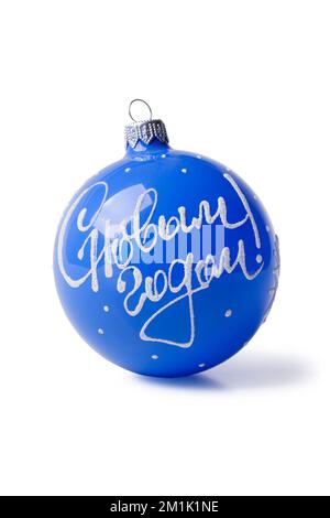 Blauer Weihnachtsball mit der Inschrift „Happy New Year!“ auf Russisch Stockfoto