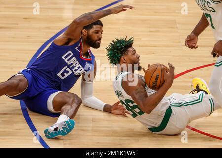 Los Angeles, Kalifornien, USA. 12.. Dezember 2022. Boston Celtics Wächter Marcus Smart (36) und Los Angeles Clippers Forward Paul George (13) kämpfen bei einem NBA-Basketballspiel am Montag, den 12. Dezember 2022 in Los Angeles um den Ball. (Kreditbild: © Ringo Chiu/ZUMA Press Wire) Stockfoto