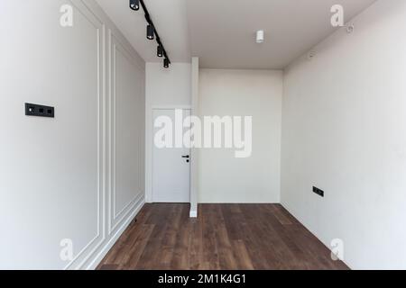 Innenfoto, Wohnung nach neuer Renovierung ohne Möbel im Loft-Stil Stockfoto