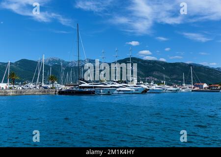 Motor- und Segelyachten und Boote sind auf dem Pier verankert Stockfoto