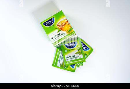 Eine Schachtel Tetley Green Tea auf weißem Hintergrund. Stockfoto