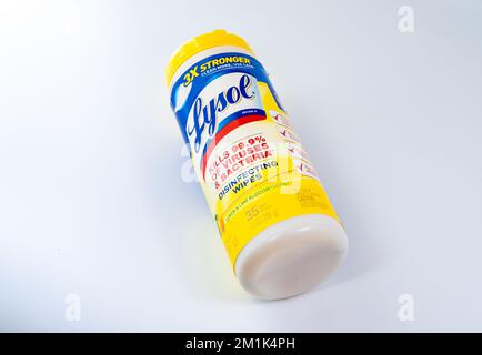 Eine Schachtel Lysol Zitrone und Limettenblüten Desinfektionstücher auf weißem Hintergrund. Stockfoto