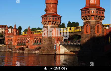 U-Bahn, U-Bahnstation, Verkehr, Berliner U-Bahn, Berliner U-Bahn, Berlin U-Bahn, Metro, Transport, U-Bahn oder moderne Architektur, U-Bahn Stockfoto