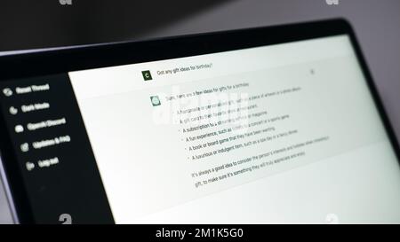 Bildschirm mit ChatGPT-Chat mit KI oder künstlicher Intelligenz. Man sucht mit einem von OpenAI entwickelten Chatbot mit künstlicher Intelligenz nach Informationen Stockfoto