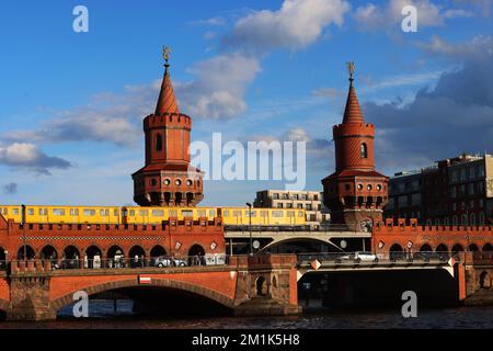 U-Bahn, U-Bahnstation, Verkehr, Berliner U-Bahn, Berliner U-Bahn, Berlin U-Bahn, Metro, Transport, U-Bahn oder moderne Architektur, U-Bahn Stockfoto
