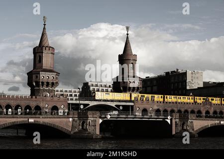 U-Bahn, U-Bahnstation, Verkehr, Berliner U-Bahn, Berliner U-Bahn, Berlin U-Bahn, Metro, Transport, U-Bahn oder moderne Architektur, U-Bahn Stockfoto