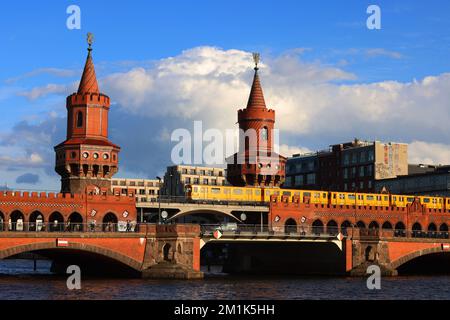 U-Bahn, U-Bahnstation, Verkehr, Berliner U-Bahn, Berliner U-Bahn, Berlin U-Bahn, Metro, Transport, U-Bahn oder moderne Architektur, U-Bahn Stockfoto