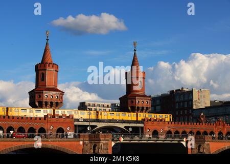 U-Bahn, U-Bahnstation, Verkehr, Berliner U-Bahn, Berliner U-Bahn, Berlin U-Bahn, Metro, Transport, U-Bahn oder moderne Architektur, U-Bahn Stockfoto
