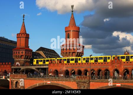 U-Bahn, U-Bahnstation, Verkehr, Berliner U-Bahn, Berliner U-Bahn, Berlin U-Bahn, Metro, Transport, U-Bahn oder moderne Architektur, U-Bahn Stockfoto