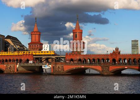 U-Bahn, U-Bahnstation, Verkehr, Berliner U-Bahn, Berliner U-Bahn, Berlin U-Bahn, Metro, Transport, U-Bahn oder moderne Architektur, U-Bahn Stockfoto