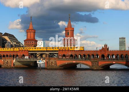U-Bahn, U-Bahnstation, Verkehr, Berliner U-Bahn, Berliner U-Bahn, Berlin U-Bahn, Metro, Transport, U-Bahn oder moderne Architektur, U-Bahn Stockfoto
