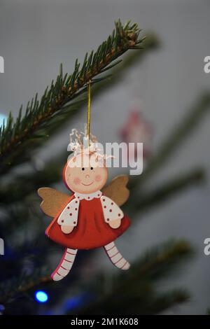 Ein vertikales Bild eines Engelsspielzeugs, das am Weihnachtsbaum hängt Stockfoto