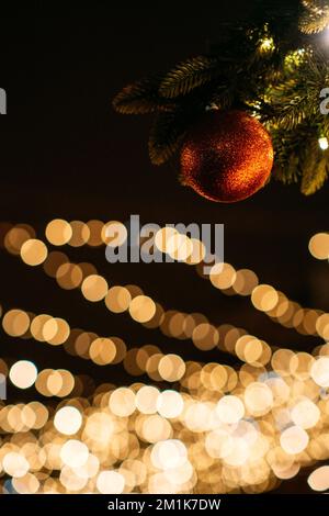 Weihnachtsbeleuchtung für den Außenbereich, Stadtbeleuchtung, festliche Beleuchtung. Die Straßenbeleuchtung der Weihnachtsstadt verschwommene Lichter am Abend Stockfoto